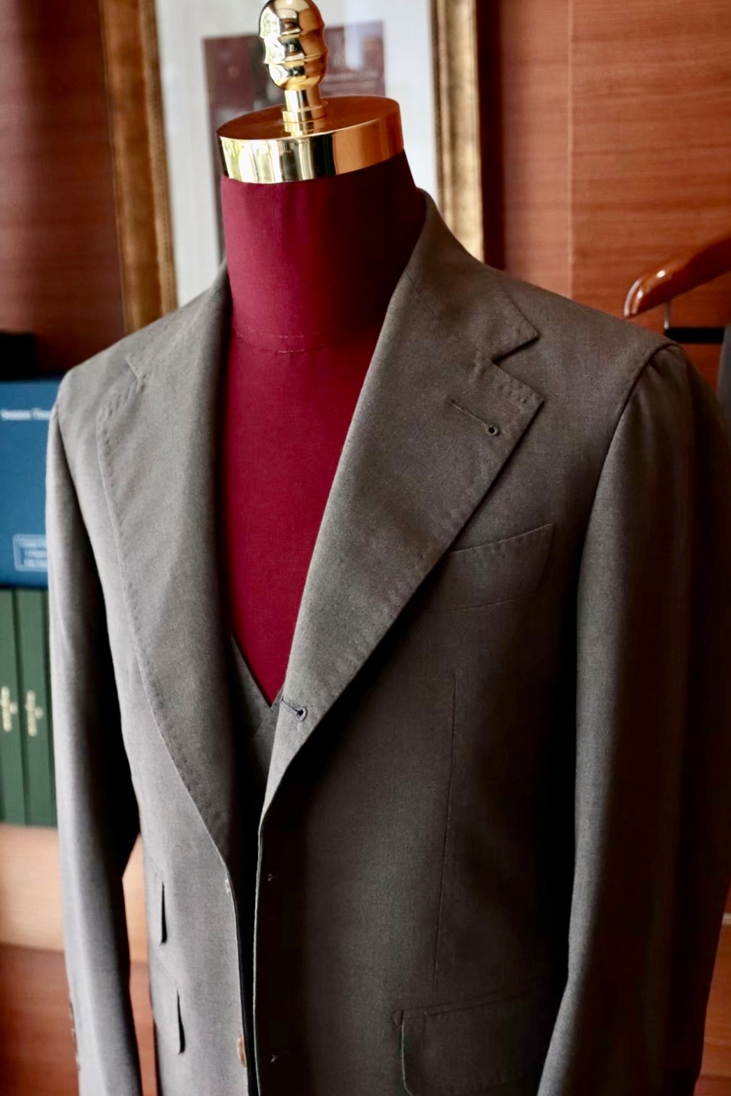 グレージュの色気。こんなスーツが欲しかった。 :: MICHELE＆SHIN